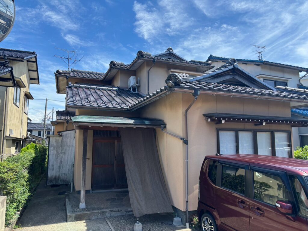 【外壁表面の汚れ】<br />
施工前の外壁には、表面に汚れが付着している状態が確認されました。<br />
<br />
外壁は雨風や砂ぼこりなどの影響を受け、年月とともに汚れが蓄積します。特に築40年が経過した住宅では、外観だけでなく塗膜の状態も確認することが大切です。<br />
<br />
汚れが残ったまま塗装すると、新しい塗料の密着性に影響する可能性があります。そのため、塗装前に高圧洗浄を行い、表面を整える必要があります。